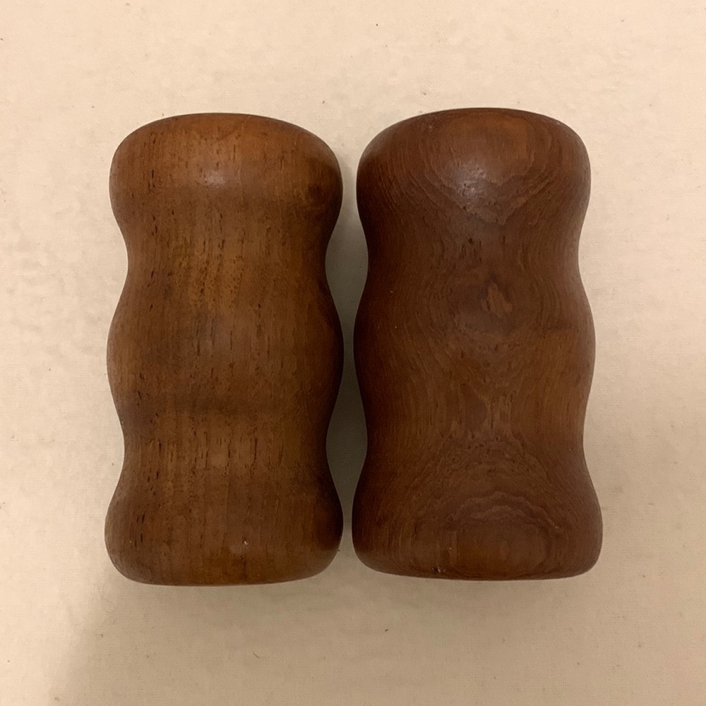 MID-CENTURY VINTAGE WOOD SALT/PEPPER SHAKERS 4”x 2” WARM MEDIUM BROWN COLOR